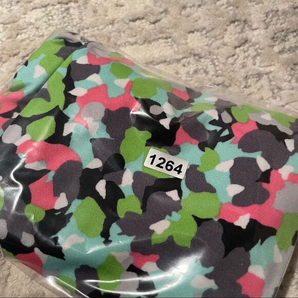 🏷️ 5 for $25 - SPANX Capri Leggings in Petal Power Thin Stripe - Picture 12 of 12